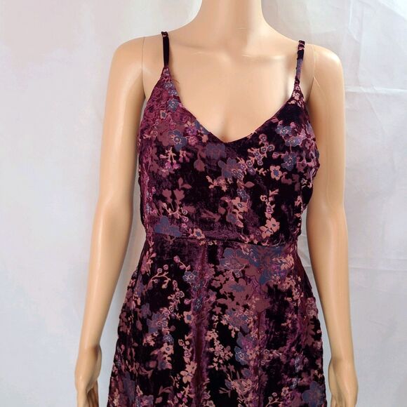 Elegant Floral Burgundy Dress - Picture 3 of 16
